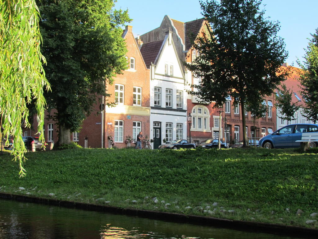 Apartments Im Froschhaus Mit Fruehstueckskuechen Friedrichstadt Exterior photo